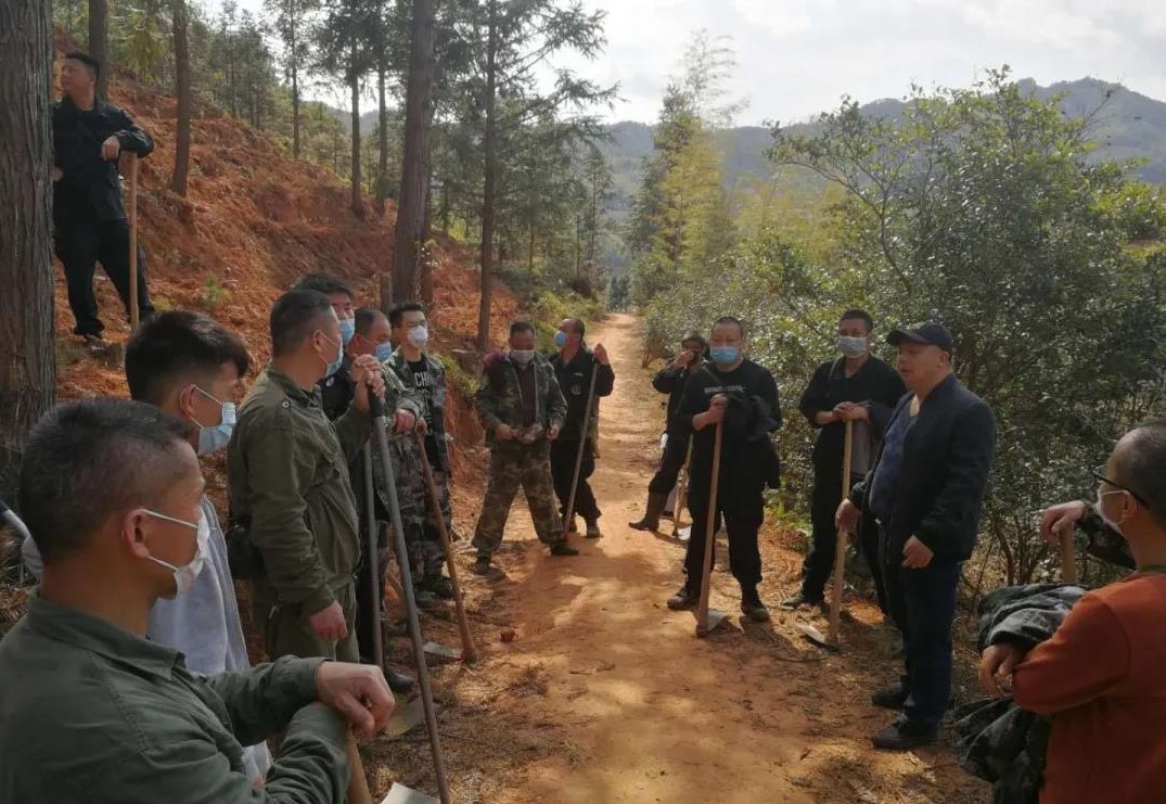 青山挂白我复绿 防疫复工添色彩 ——资源；げ恳逦裢换鞫邮虑榧褪